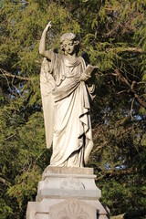 Obraz premium Old Weathered Female Angel Monument in a Cemetery