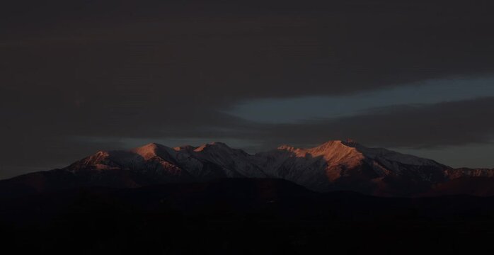 Timelapse du lever de soleil sur le Canigou enneig&eacute;