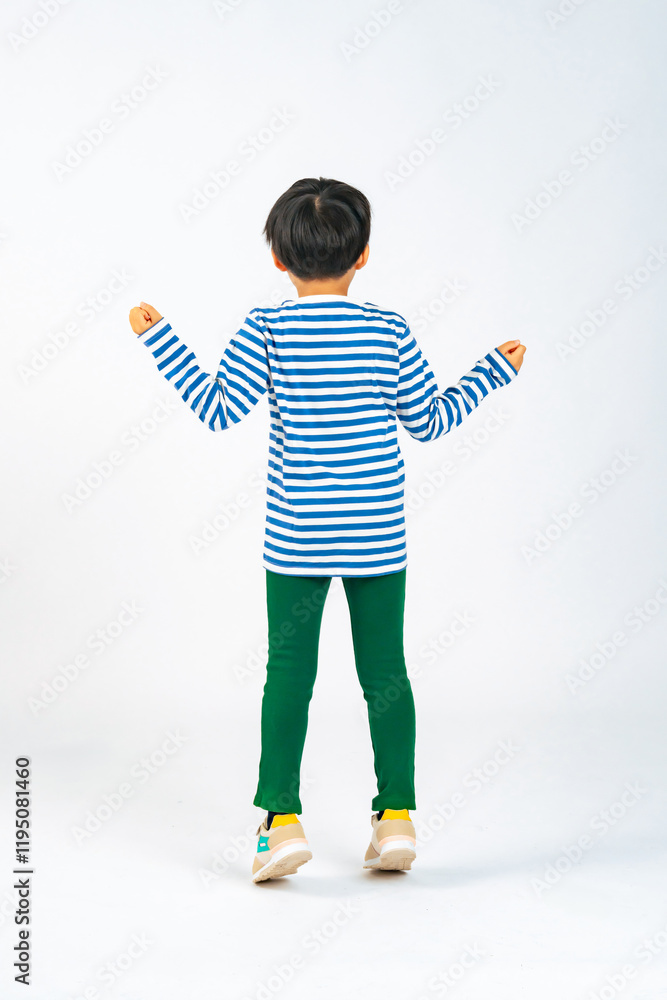 Aufkleber 踊る、ダンス、男子、小学生、男の子、バンザイ、ガッツポーズ、後ろ姿、背中、元気、キッズ、子ども、子供、喜ぶ、嬉しい、ジャンプ、ラッキー、ハッピー、ノリノリ、日本人、少年、児童、幼稚園児、園児、幼稚園、保育園、学童、保育、育児、子育て、成長、アクティブ、アクション、遊ぶ、教育、ファッション、おしゃれ、写真、アパレル、広告、切り抜き、白バック、全身、コピースペース、かわいい、カジュアル、こども、楽しい