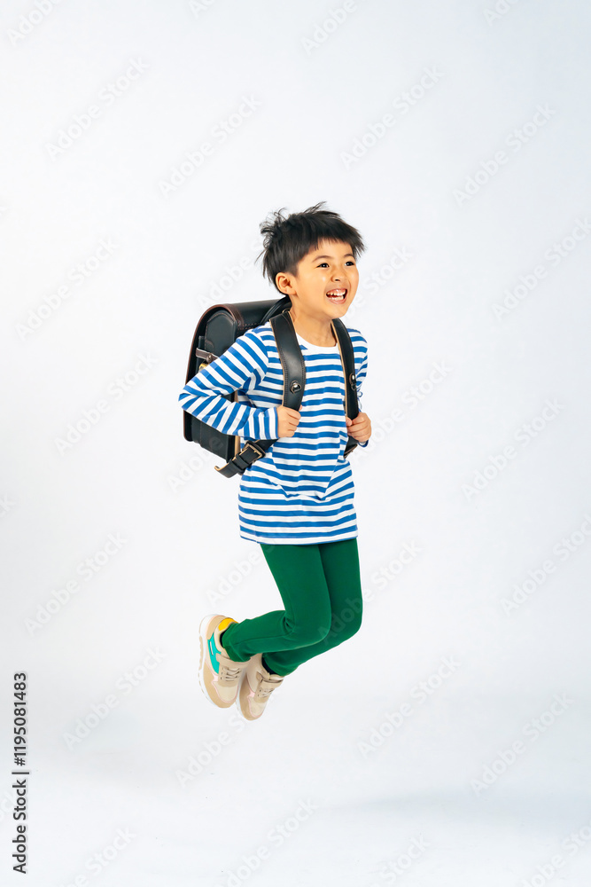 Poster ジャンプ、男の子、子供、小学生、笑顔、全身、元気、アクティブ、活発、飛躍、成長、日本人、キッズ、児童、学習、勉強、教育、ランドセル、通学、男子、少年、放課後、飛ぶ、躍動感、アクション、挑戦、チャレンジ、目標、達成、合格、遊ぶ、カジュアル、ポジティブ、やる気、モチベーション、喜ぶ、嬉しい、楽しい、男性、ウキウキ、ワクワク、写真、広告、切り抜き、白バック、コピースペース、ファッション、おしゃれ、アパレ