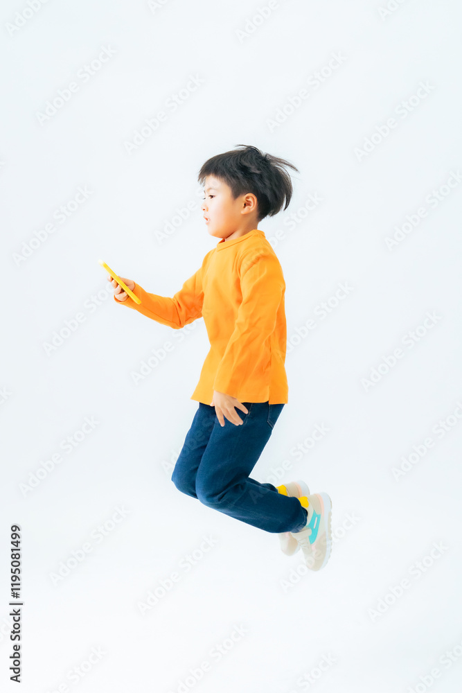 Poster スマホ、キッズ、子供、ジャンプ、ゲーム、アプリ、GPS、見守り、小学生、幼児、SNS、メール、ケータイ、元気、遊ぶ、成長、制限、ペアレンタルコントロール、喜ぶ、嬉しい、幼稚園、保育園、園児、児童、チャレンジ、挑戦、スタート、デビュー、スマートフォン、モバイル、ネット、オンライン、web、データ、DX、デジタル、テクノロジー、飛躍、アクション、アクティブ、飛ぶ、全身、白バック、切り抜き、防犯、日本人