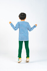 踊る、ダンス、男子、小学生、男の子、バンザイ、ガッツポーズ、後ろ姿、背中、元気、キッズ、子ども、子供、喜ぶ、嬉しい、ジャンプ、ラッキー、ハッピー、ノリノリ、日本人、少年、児童、幼稚園児、園児、幼稚園、保育園、学童、保育、育児、子育て、成長、アクティブ、アクション、遊ぶ、教育、ファッション、おしゃれ、写真、アパレル、広告、切り抜き、白バック、全身、コピースペース、かわいい、カジュアル、こども、楽しい