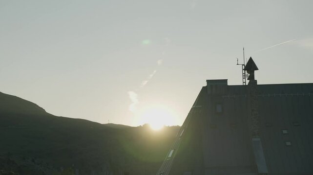 Amanecer desde refugio de alta monta&ntilde;a