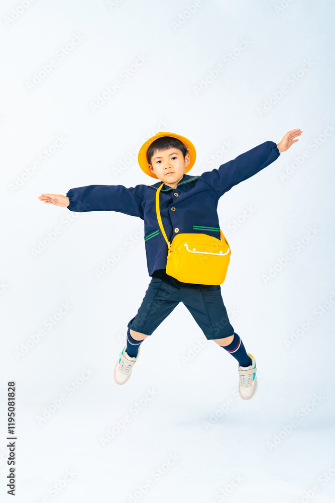 Poster ジャンプ、園児、子供、男の子、幼稚園児、保育園児、元気、日本人、制服、成長、保育園、幼稚園、幼児、男子、少年、キッズ、私立、園児服、スモッグ、子供服、飛躍、飛ぶ、躍動感、アクティブ、アクション、バッグ、カバン、通園、帽子、入園、笑顔、ポジティブ、やる気、挑戦、チャレンジ、目標、喜ぶ、嬉しい、楽しい、わんぱく、写真、広告、切り抜き、白バック、全身、コピースペース、ファッション、おしゃれ、アパレル、人