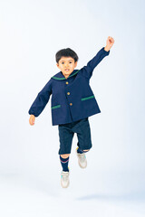 ジャンプ、男の子、子供、少年、園児、幼稚園、スモック、保育園、私立、元気、日本人、遊ぶ、男子、制服、児童、キッズ、小学生、飛躍、飛ぶ、躍動感、アクティブ、アクション、挑戦、チャレンジ、成長、目標、ダンス、笑顔、ポジティブ、やる気、教育、スクスク、お受験、合格、試験、入学、飛び出す、喜ぶ、嬉しい、楽しい、写真、広告、切り抜き、白バック、全身、コピースペース、ファッション、おしゃれ、アパレル、人物