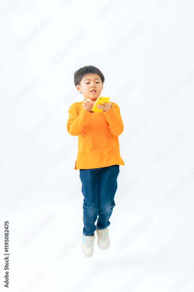 Aufkleber スマホ、子供、キッズ、ジャンプ、アプリ、SNS、メール、ケータイ、元気、小学生、ゲーム、遊ぶ、成長、制限、ペアレンタルコントロール、喜ぶ、嬉しい、幼稚園、保育園、園児、幼児、児童、チャレンジ、挑戦、スタート、デビュー、スマートフォン、モバイル、ネット、オンライン、web、データ、DX、デジタル、テクノロジー、飛躍、アクション、アクティブ、飛ぶ、全身、白バック、切り抜き、防犯、セキュリティ、操作、使