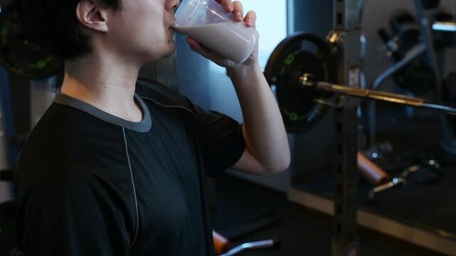 ジムでプロテインを飲む日本人男性