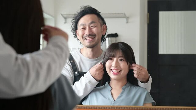 美容室で髪のカウンセリングを受ける日本人女性客