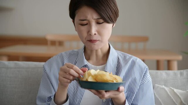 ポテトチップスを暴食する日本人女性