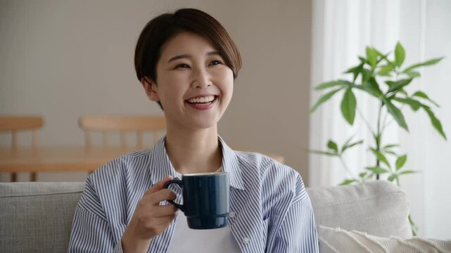 笑顔でコーヒーを飲む日本人女性