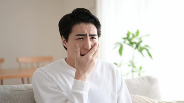 リビングで驚く日本人男性