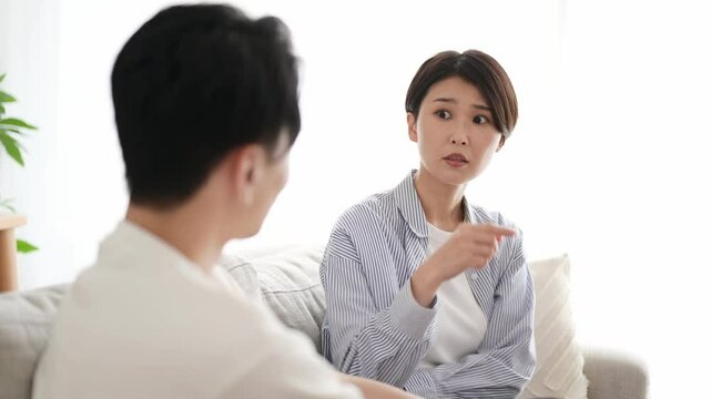 リビングで喧嘩をする日本人男女