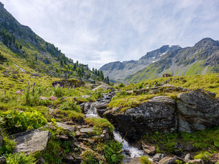 Alpines Bachtal bei Siviez mit Wanderweg und Blick auf die Berge