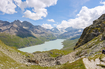 Wanderweg oberhalb des Lac des Dix mit Blick auf Gletscher und Berge