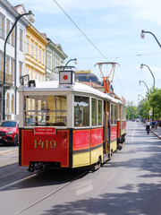 Historische Straßenbahn in Prag fährt durch die Altstadt im Sommer