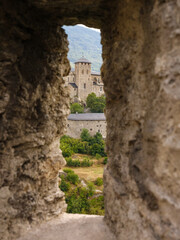 Blick durch Schießscharte auf Schloss Valère in Sion, Wallis