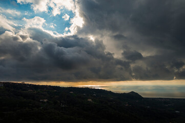 Obraz premium sunset over the Tyrrhenian Sea during a spring day with a cloudy sky, seen from Maierà, Cosenza