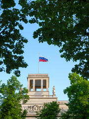 Russische Botschaft Berlin mit Flagge über dem Eingangsportal