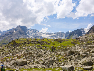 Fototapeta premium Alpine Gerölllandschaft mit Gletscherblick in der Schweiz
