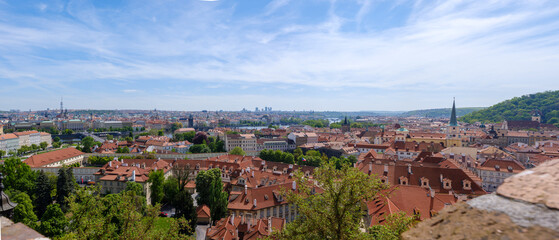 Panoramablick über die Dächer von Prag bei Sommerwetter