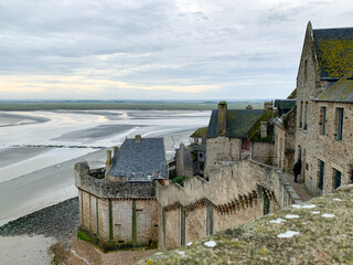 Historische Mauern und Häuser von Mont Saint-Michel mit Blick auf das Wattenmeer