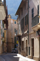 Fototapeta premium Typisch spanische Hausfassade im Ort mit engen Strasse und Gassen.