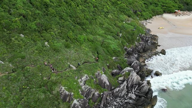 Ilha Praia Lagoinha do Leste Para&iacute;so Floripa Parque Florian&oacute;polis Santa Catarina Brazil Corrida Trilha Natureza Areia Mar Vegeta&ccedil;&atilde;o Aventura Esporte Turismo Sol Cen&aacute;rio Caminhada Explora&ccedil;&atilde;o Adrenalina