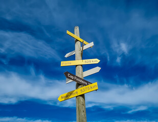 Wegweiser am westlichsten Punkt von Frankreich, bei Plouarzel, Bretagne