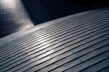 金属屋根の光と影
Light and Shadows on a Metallic Roof