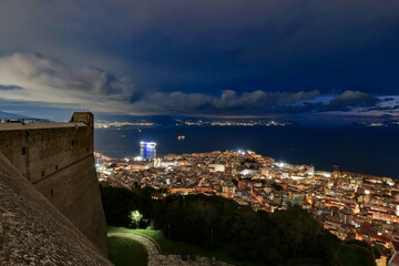 Naklejka premium Night view of the city of Naples and its historic center, Italy.