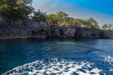 Obraz premium A brilliant color Dominican Republic shoreline a breathtaking view from a rugged rocky cliff overlooking a vast shoreline