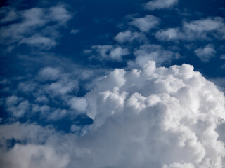 Obraz premium Towering White Clouds with Intricate Details – A Stunning View of the Sky’s Majesty