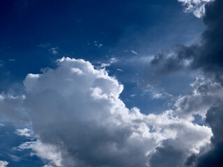 Obraz premium Sun-Kissed Cumulus Clouds Floating in a Clear Blue Sky – A Breathtaking View of the Atmosphere