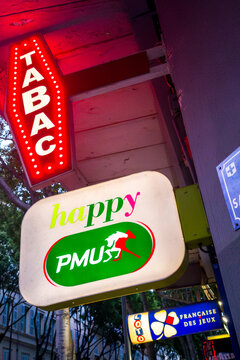 les logos de marchand de tabac et du pmu et la fdj illumin&eacute;s de nuit