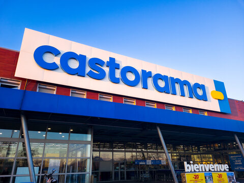 La fa&ccedil;ade d'un magasin Castorama avec l'enseigne en gros au dessus avec le nom de la marque de bricolage, et de materiaux