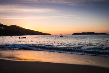 Located on the north shore, the beach at Hull Bay faces Inner and Outer Brass cays and attracts fishermen, beachcombers, and surfers.