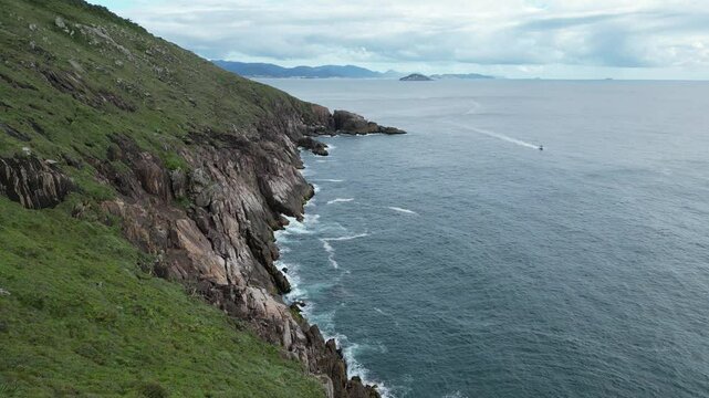 Ilha Praia Lagoinha do Leste Para&iacute;so Floripa Parque Florian&oacute;polis Santa Catarina Brazil Corrida Trilha Natureza Areia Mar Vegeta&ccedil;&atilde;o Aventura Esporte Turismo Sol Cen&aacute;rio Caminhada Explora&ccedil;&atilde;o Adrenalina