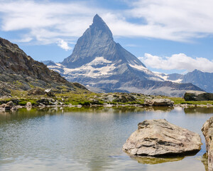Matterhorn-Spiegelung im See in den Schweizer Alpen