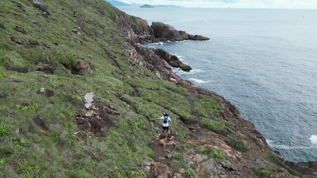 Ilha Praia Lagoinha do Leste Para&iacute;so Floripa Parque Florian&oacute;polis Santa Catarina Brazil Corrida Trilha Natureza Areia Mar Vegeta&ccedil;&atilde;o Aventura Esporte Turismo Sol Cen&aacute;rio Caminhada Explora&ccedil;&atilde;o Adrenalina