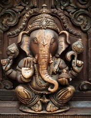 Obraz premium Vintage Style Rusty Iron Wall Decorative of the Elephant God Ganesha, Perfect for Garden or Home Decoration.