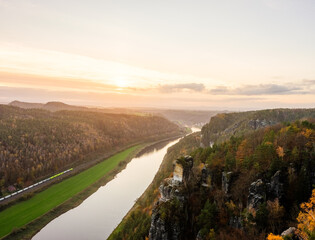 Sonnenaufgang über der Elbe – Blick von der Bastei