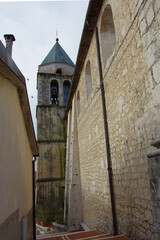 Obraz premium View of an alley in Carpinone, a small village in the province of Isernia, Molise. In the background the church bell tower stands majestically