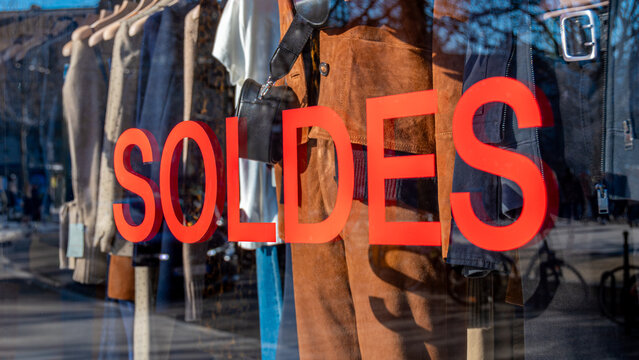 Gros plan d'un marquage "SOLDES" &eacute;crit en fran&ccedil;ais sur la vitrine d'un magasin de v&ecirc;tements situ&eacute; &agrave; Paris, France, pendant la p&eacute;riode des soldes