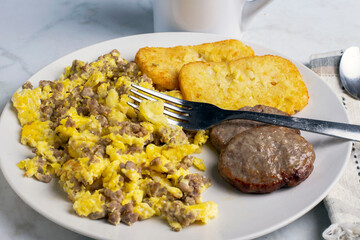 scramble eggs with crumble hamburg