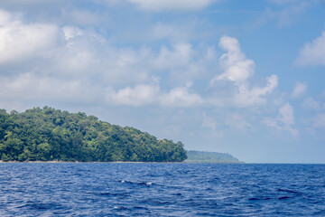 Obraz premium island view with serene ocean surface with bright blue sky view