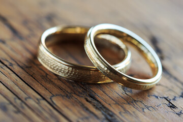 Trauringe in Gold mit hammerschlag Muster