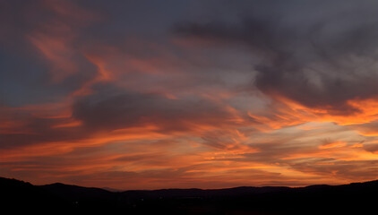 cielo al tramonto in un paesaggio rurale con nuvole multicolori, sky at sunset in a rural landscape with multicolored clouds