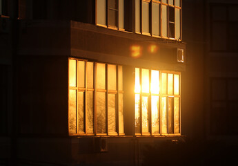 Photo Evening sunlight in the windows