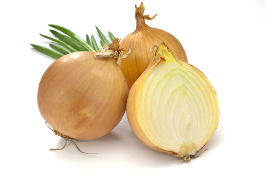 Kompozycja z cebuli na białym tle