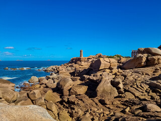 Der Leuchtturm von Ploumanac'h (Phare de Ploumanac'h) bei Perros-Guirec an der Kanalküste in...
